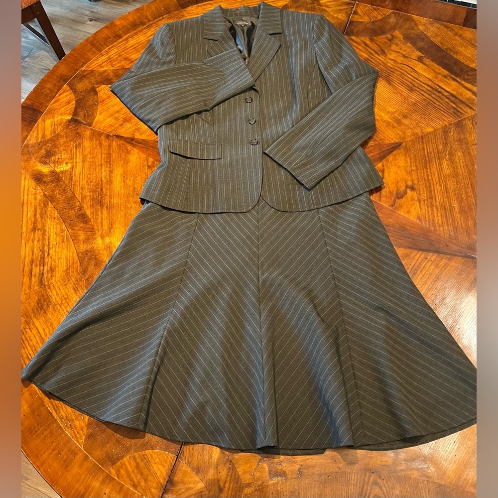 Charcoal grey pin strip green